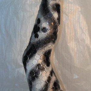 “Zebra Leg” - Skulptur, Schaufensterpuppenbein, Spiegel, Säule und Münzen, 99x 22x22 cm - 7.500 €