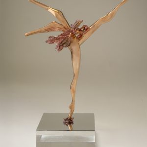 ¨Playful Dance¨ - Lost wax bronze casting combined with hand-shaped smoked glass infused with 24-karat gold, set on an acrylic base, 9,84 x 9,45 x 4,33 inches, 2024